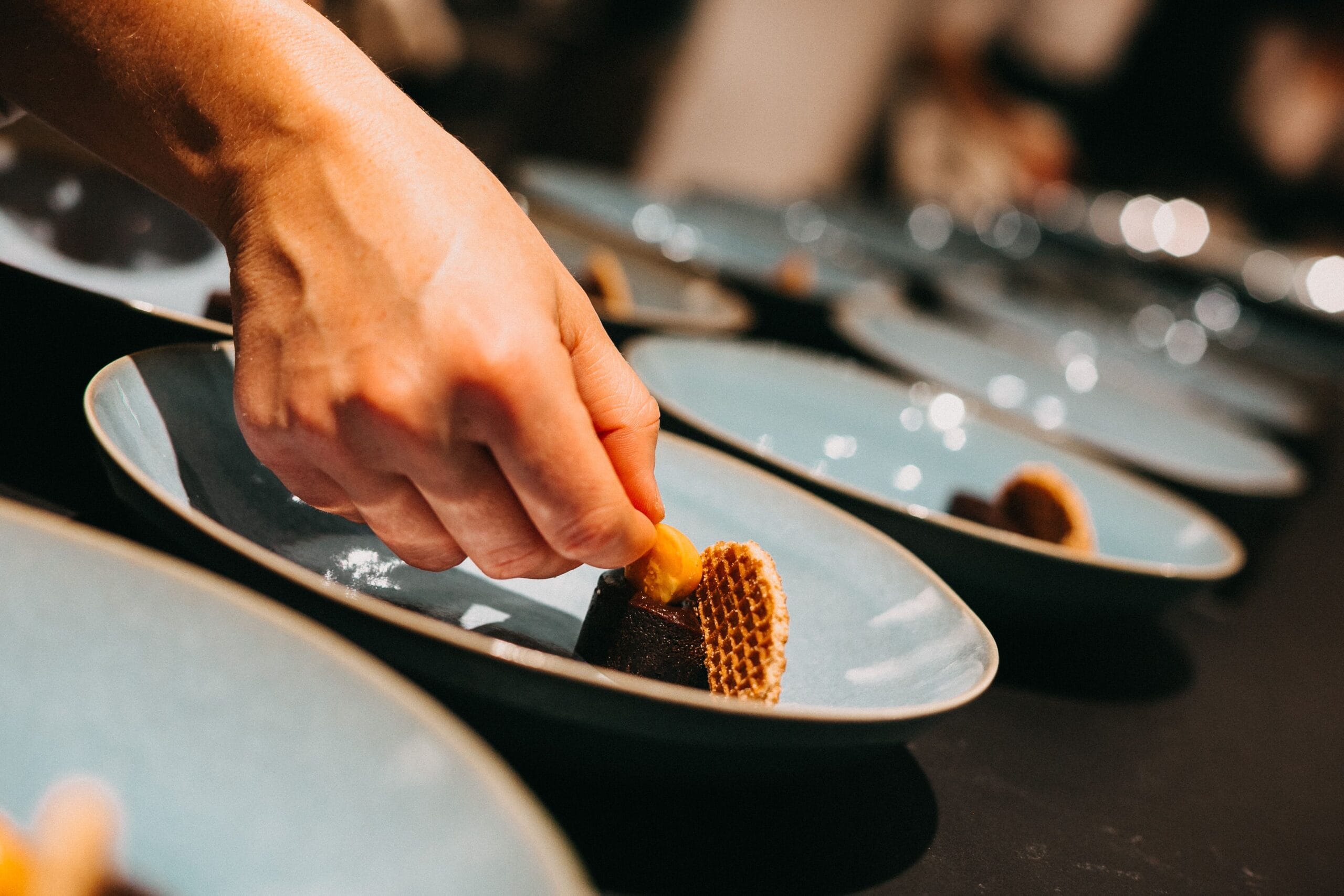 Dessert wird auf Teller angerichtet