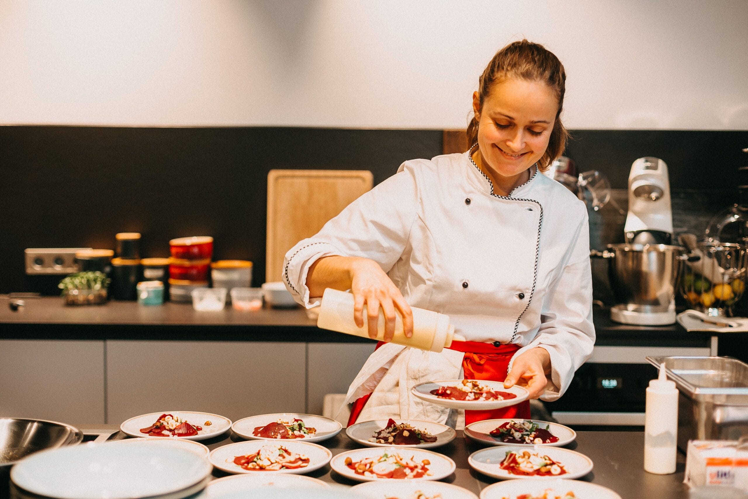 Private Chef richtet Teller an