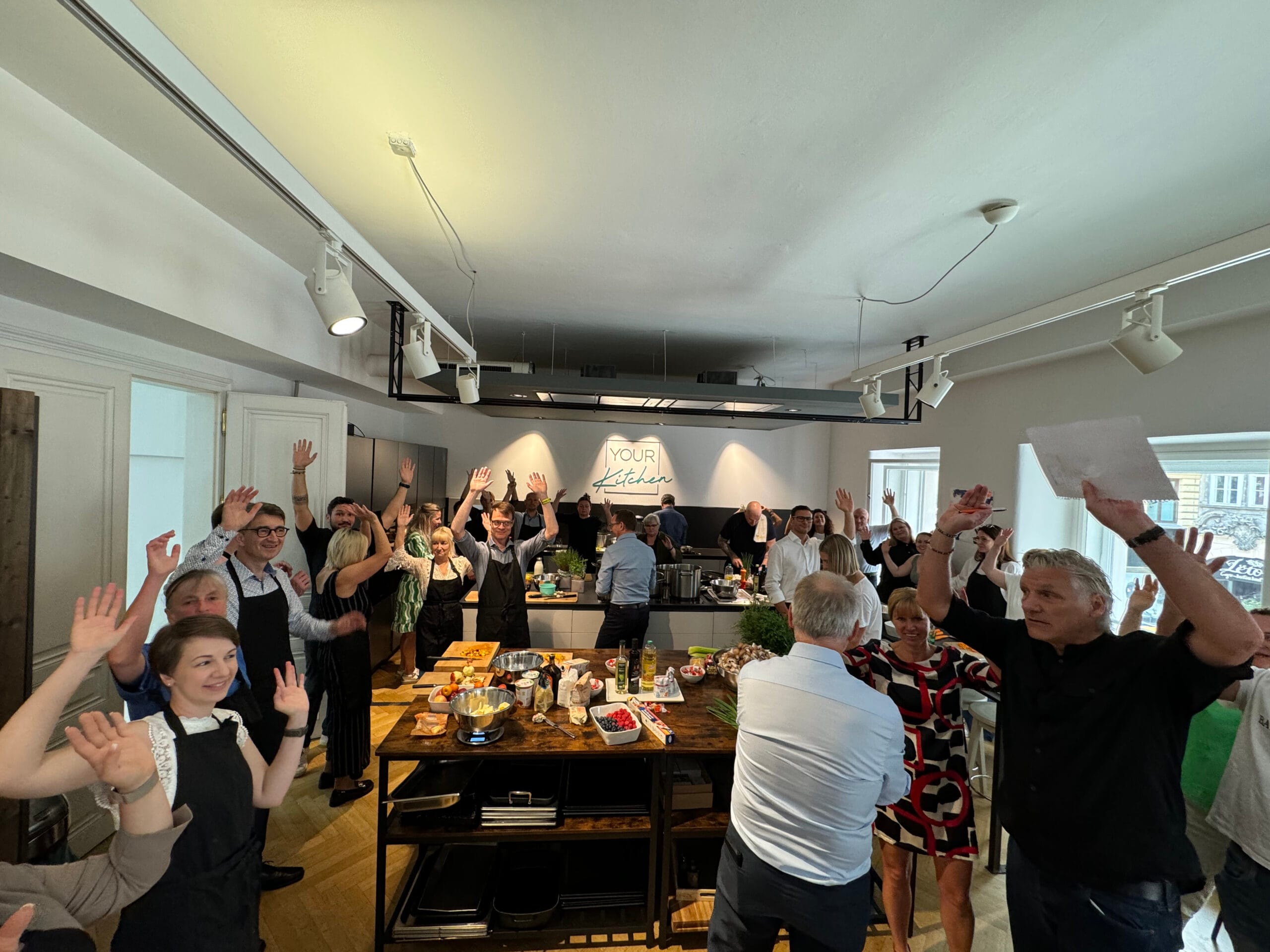 Team mit Rezeptkarten, lachend