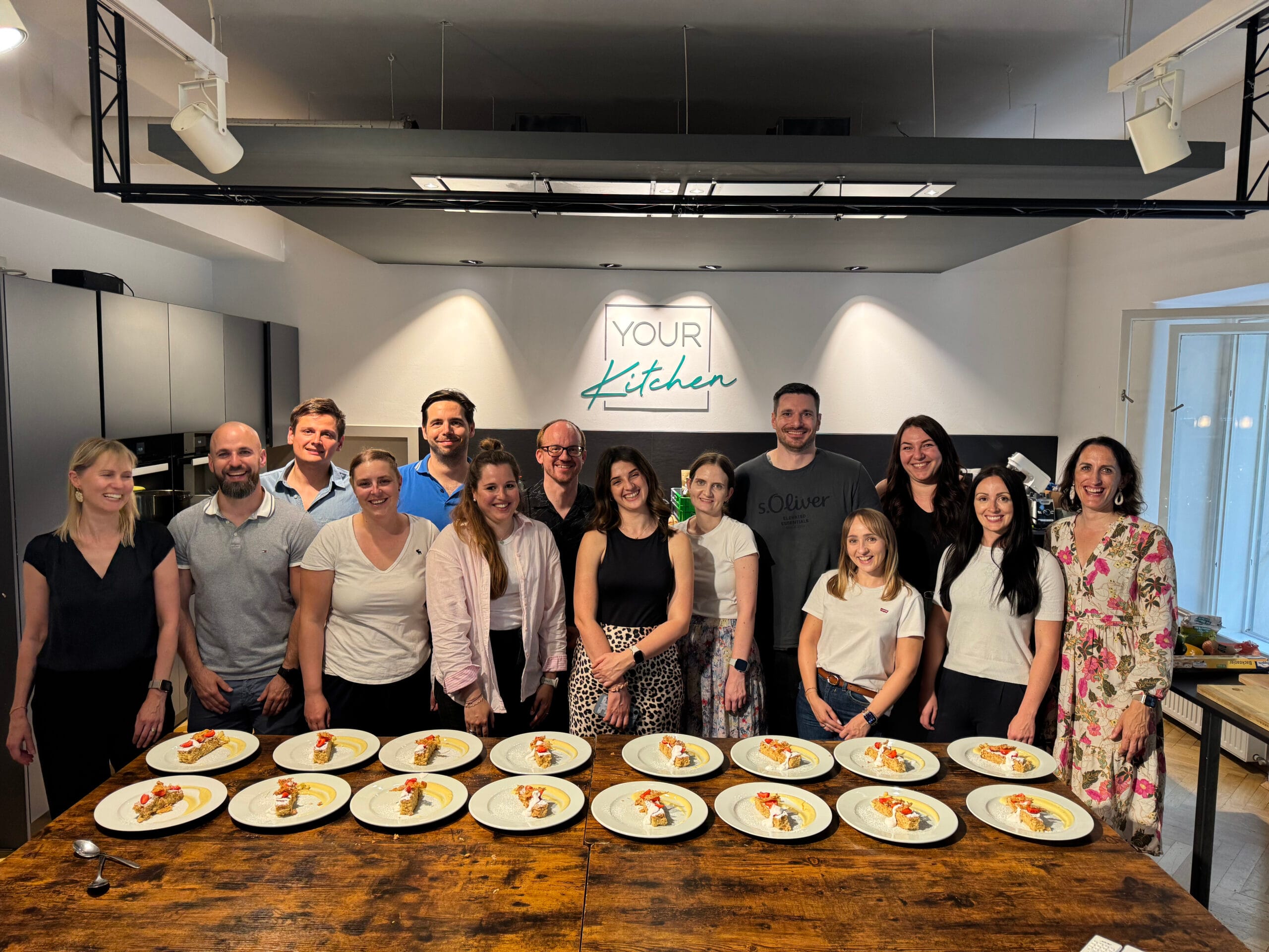 Team beim gemeinsamen Essen im YOUR Kitchen