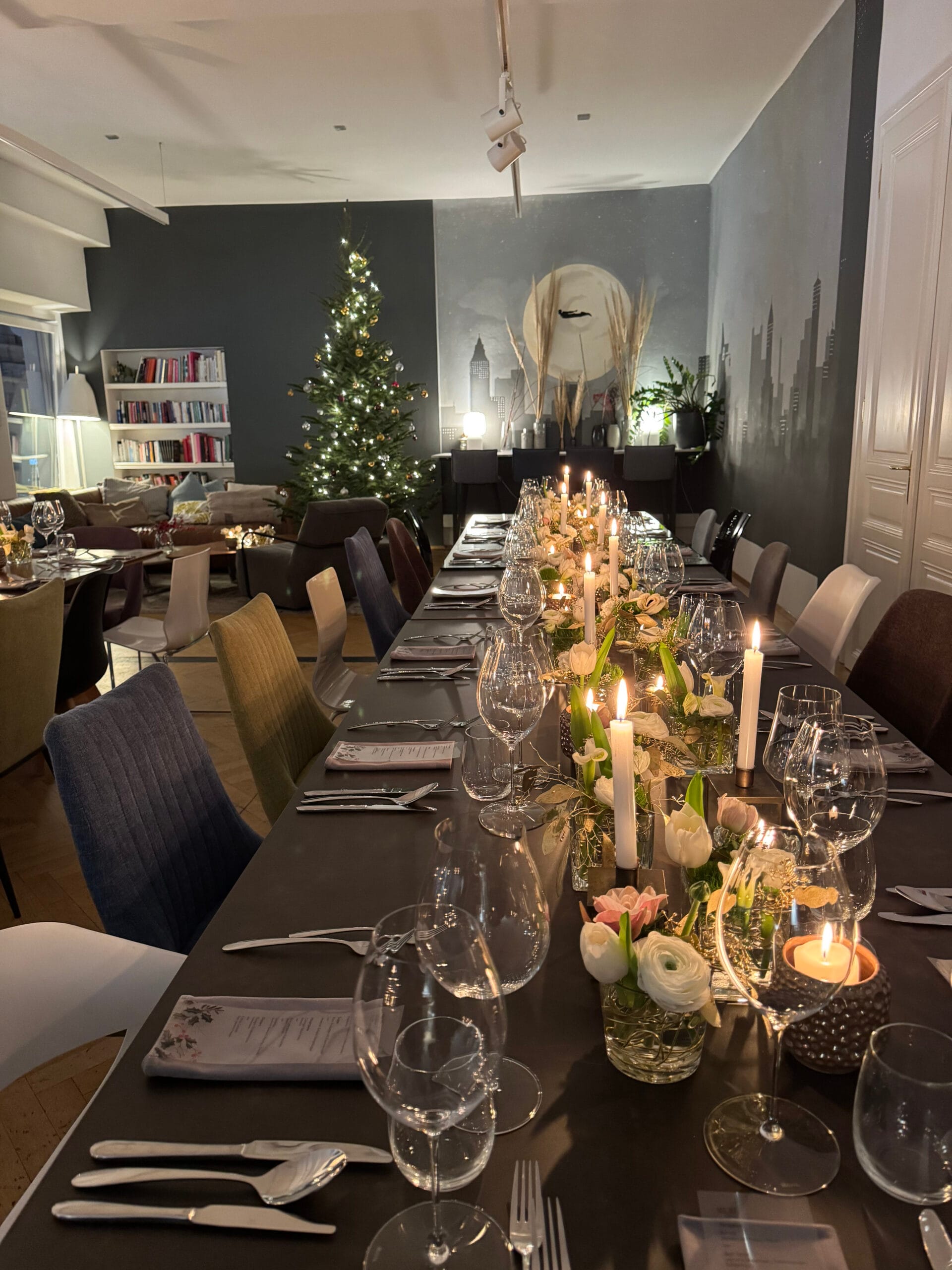 Festlich gedeckte Weihnachtstafel im YOUR Kitchen