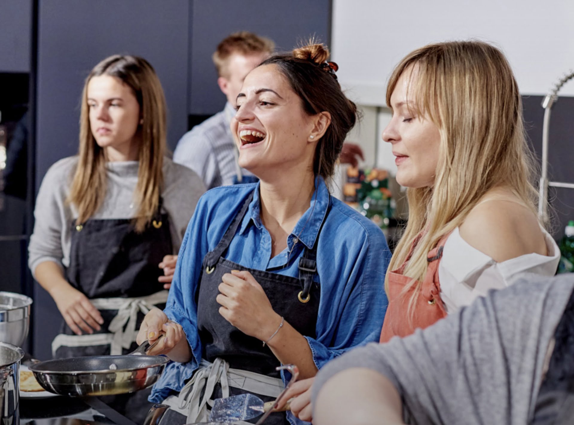 Lachende Teilnehmerinnen mit Mikrofonen bei einem Teamevent